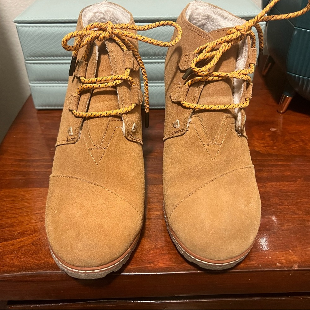 Toms Tan/Camel Lace Up Suede Wedges Women’s Size 9 - EUC